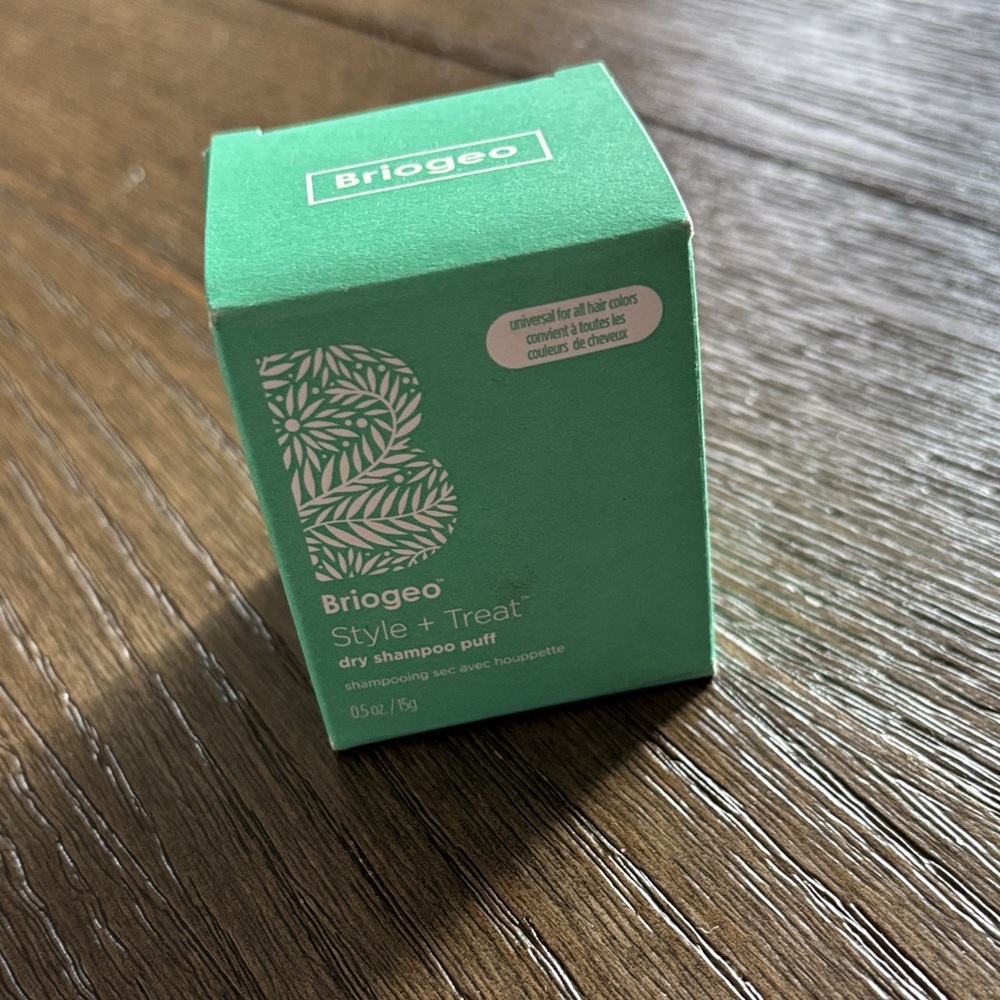 NIB Briogeo Style + Treat Dry Shampoo Puff